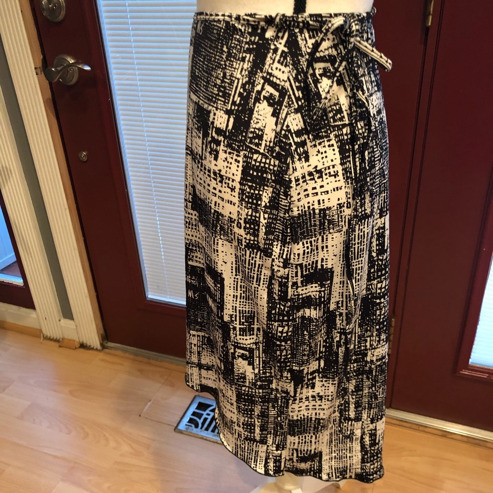 Black and white hi-lo hem wrap shirt